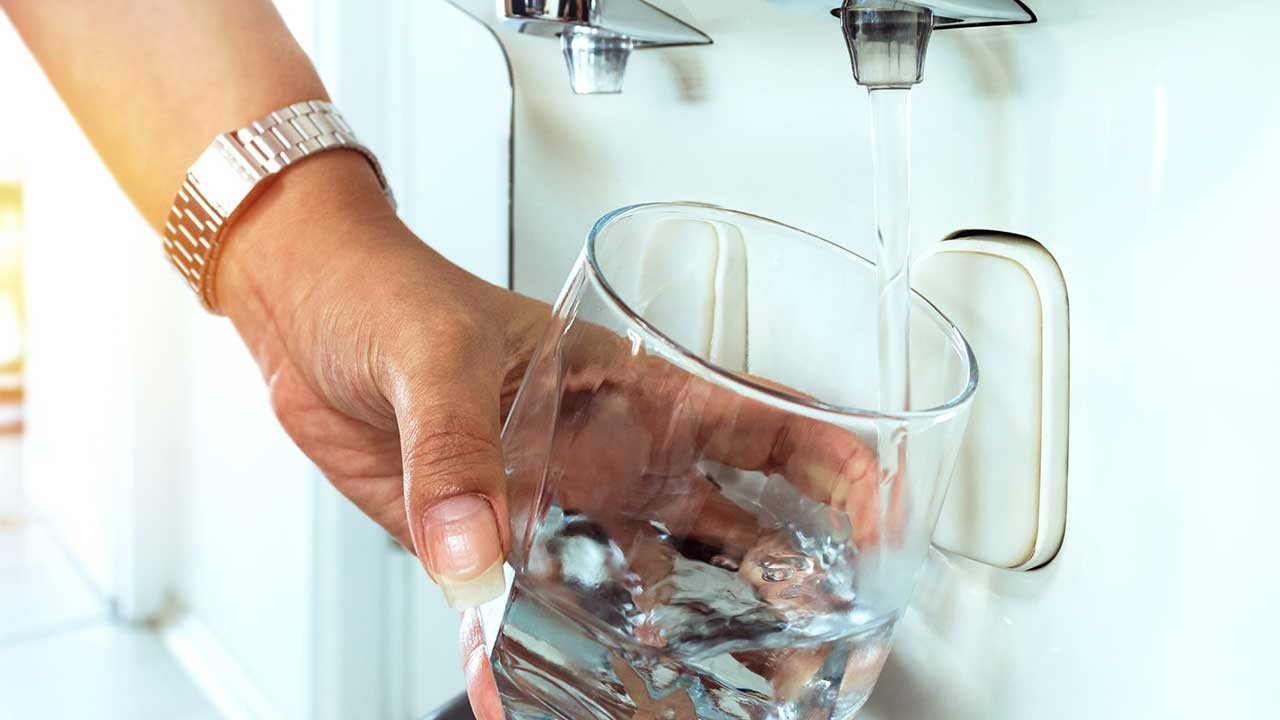 filling water in glass