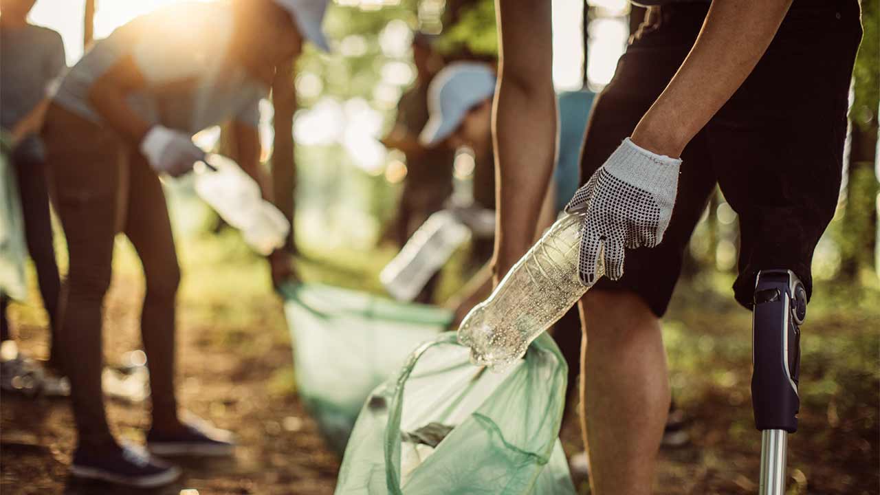 volunteers cleaning park